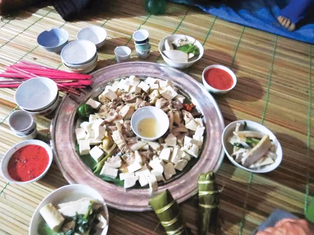 Mâm cơm cúng tế và đãi khách của người Thủy trong Lễ Tết hết sức đặc biệt.