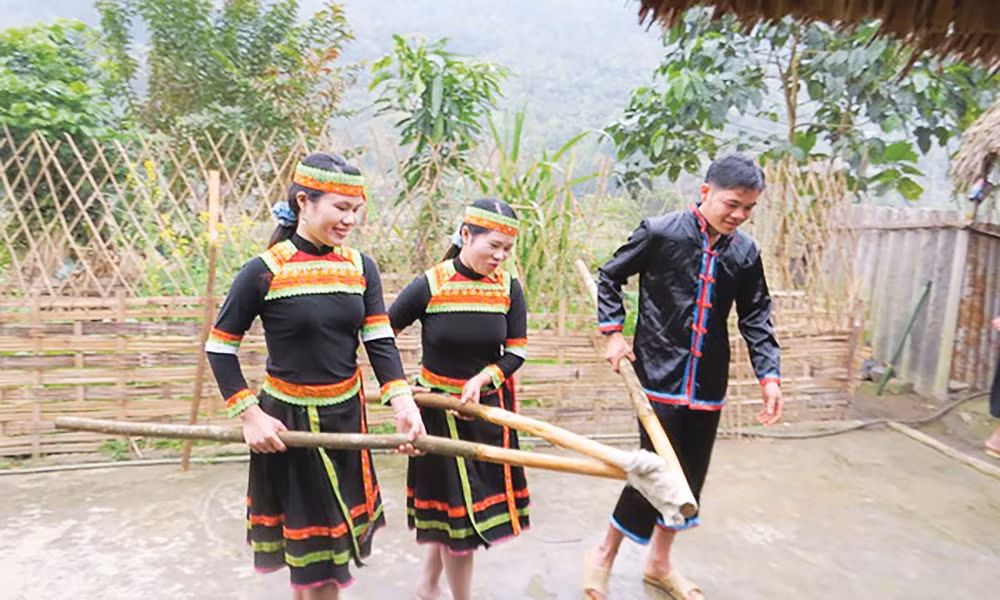 Nam nữ người Thủy cùng những trò chơi dân dã những ngày đón Xuân.
