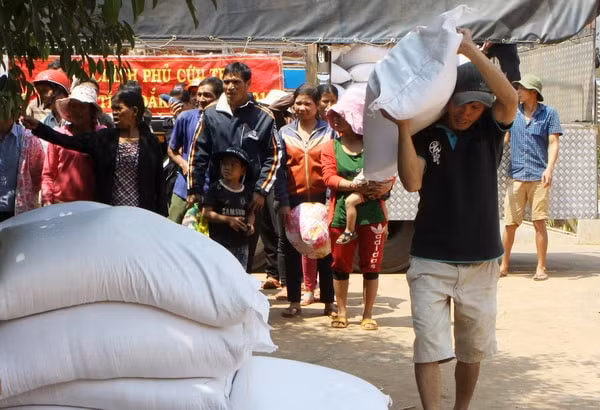 Gạo hỗ trợ dịp Tết có ý nghĩa lớn lao, đậm chất nhân văn thể hiện tinh thần “tương thân tương ái” sẻ chia của Chính phủ (Ảnh minh họa)