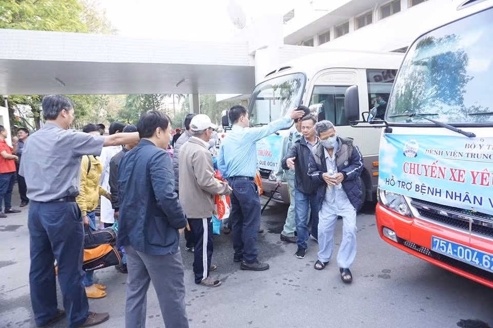 GS. Phạm Như Hiệp, Giám đốc Bệnh viện Trung ương Huế trực tiếp đưa bệnh nhân ra tận xe, để về quê đón tết.