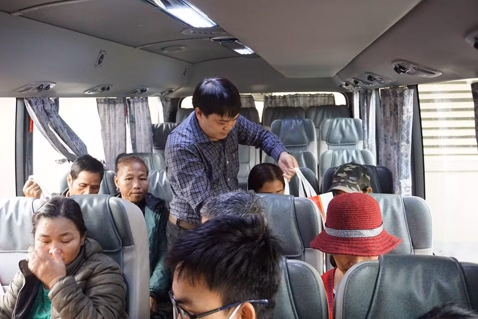 TS. Nguyễn Thanh Xuân, Phó Giám đốc cơ sở 2 - Bệnh viện Trung ương Huế, phát quà cho bệnh nhân về quê đón tết.