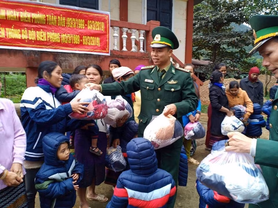 Đồn Biên phòng Cù Bai tổ chức thăm hỏi, tăng quà các gia đình chính sách và nhân dân khu vực biên giới.