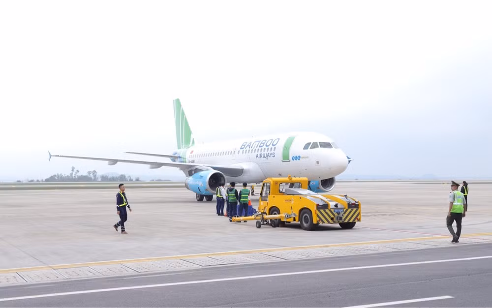 Máy bay của Bamboo Airways hạ cánh xuống Cảng hàng không quốc tế Vân Đồn