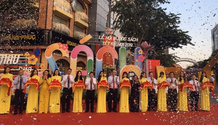 Đại diện lãnh đạo TP Hồ Chí Minh cắt băng khai mạc Lễ hội đường sách Tết 2019. Ảnh: baotintuc.vn