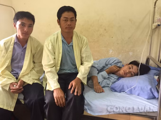 Hết giờ thi em lại phải về chích thuốc, điều trị. Ảnh. H.Tuấn