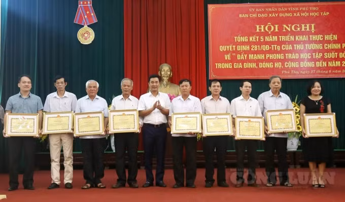 9 tập thể, cá nhân, gia đình, dòng họ được tặng Bằng khen của Chủ tịch UBND tỉnh vì đã có thành tích xuất sắc trong việc thực hiện Quyết định 281 của Thủ tướng Chính phủ giai đoạn 2014 - 2019.
