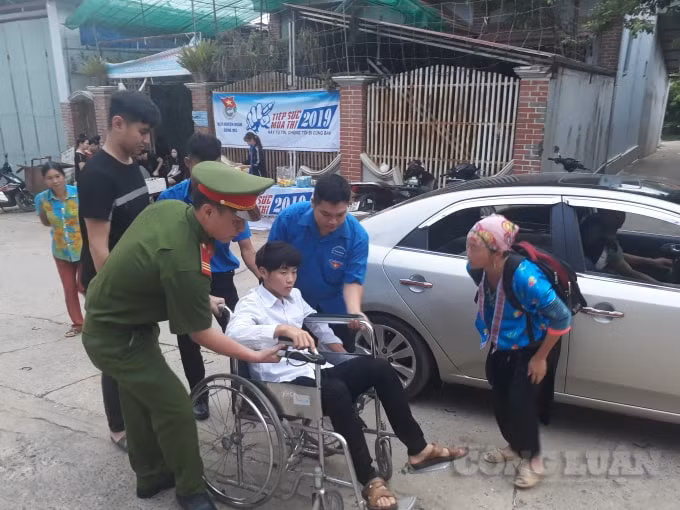 Huyện đoàn Sông Mã phối hợp với đoàn thanh niên Thị trấn tổ chức đưa đón và tạo điều kiện tốt nhất để em A Cha tham gia kỳ thi tốt nghiệp THPT quốc gia. Ảnh H.Tuấn