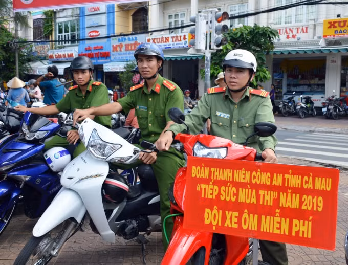 Đội thanh niên tình nguyện “xe ôm miễn phí” phục vụ thí sinh dự thi.
