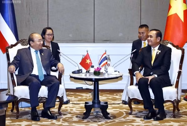 Thủ tướng Nguyễn Xuân Phúc gặp song phương Thủ tướng Thái Lan Prayuth Chan-o-cha. Ảnh: VGP