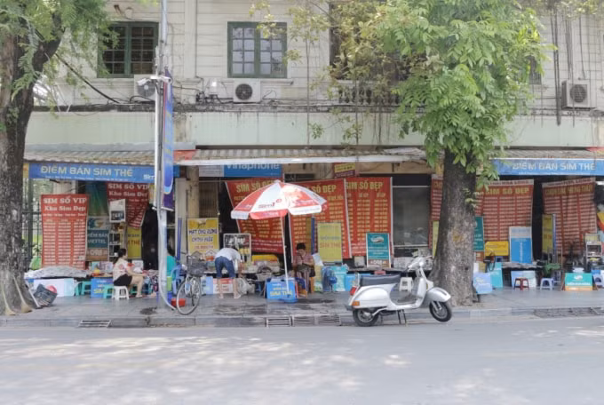Những sạp báo tại 71 Hàng Trống.