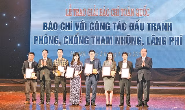 Trên mặt trận đấu tranh phòng, chống tham nhũng, lãng phí, báo chí đã thể hiện trách nhiệm xã hội một cách rõ nét. Trong ảnh: Các đồng chí Ủy viên Bộ Chính trị: Võ Văn Thưởng, Bí thư T.Ư Đảng, Trưởng Ban Tuyên giáo T.Ư; Nguyễn Thiện Nhân, Bí thư Thành ủy TP Hồ Chí Minh trao giải B tặng tác giả và nhóm tác giả đoạt giải. Ảnh: THỦY NGUYÊN