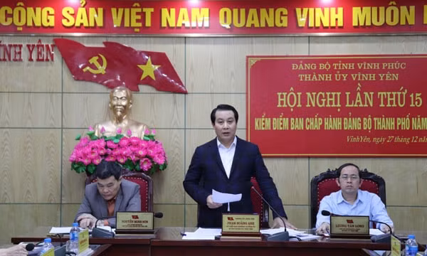 Ông Phạm Hoàng Anh, Bí thư Thành ủy Vĩnh Yên chỉ đạo hội nghị lần thứ 15.