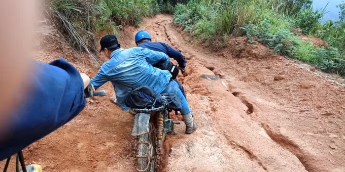 Nhà báo Võ Mạnh Hùng trong một chuyến tác nghiệp tại vùng cao.