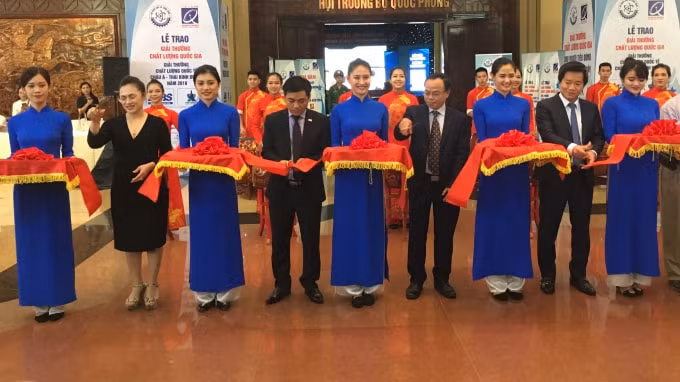 Lễ cắt băng khai mạc triển lãm 