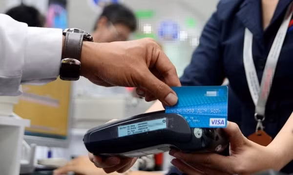 Bộ Y tế cho phép người dân, doanh nghiệp thanh toán không dùng tiền bằng bằng nhiều phương tiện khác nhau. Ảnh minh họa.