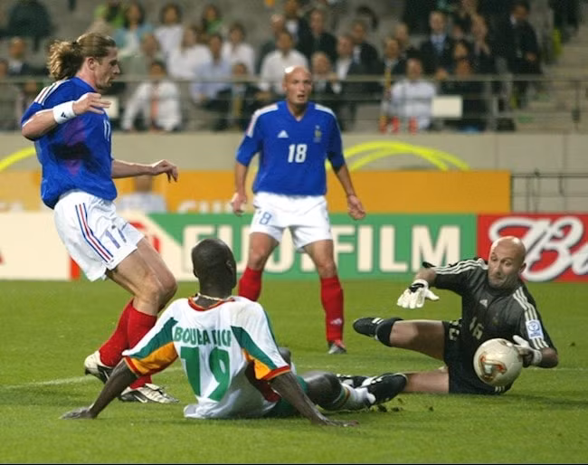 Diop với bàn thắng vào lưới tuyển Pháp ở trận khai màn World Cup 2002. Ảnh: internet.