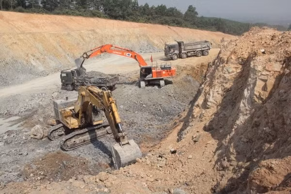Đoạn tuyến Cam Lộ - La Sơn nối tỉnh Quảng Trị với Thừa Thiên - Huế thuộc Dự án cao tốc Bắc - Nam phía Đông, dù đang thi công nhưng vẫn chưa hoàn thành bàn giao mặt bằng. Ảnh: NLĐ