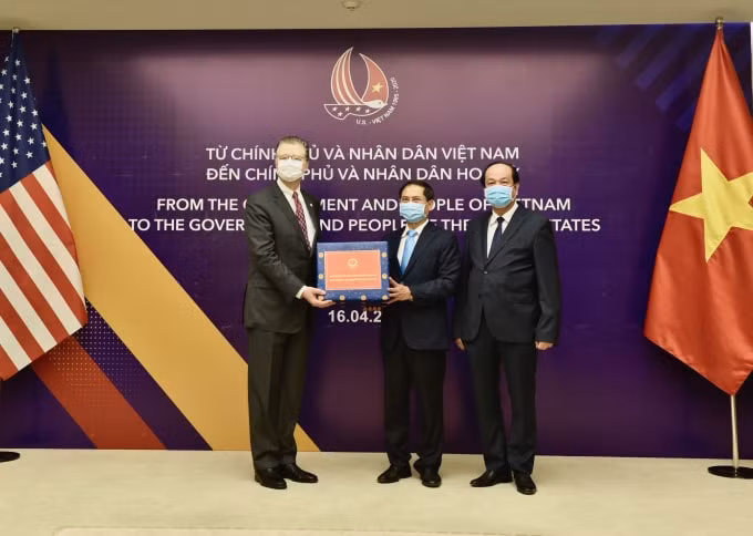 Việt Nam tặng Hoa Kỳ vật tư, thiết bị y tế phòng chống dịch bệnh COVID-19;