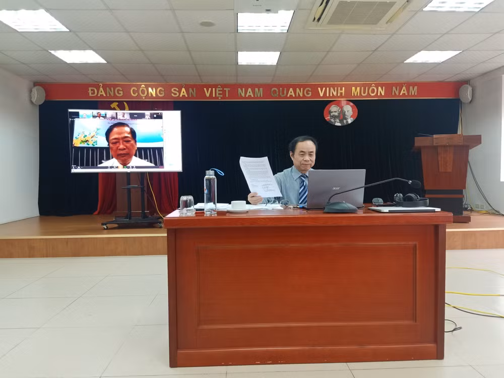 Ông Mai Đức Lộc phát biểu qua màn hình trực tuyến. Ảnh: Hoàng Huy