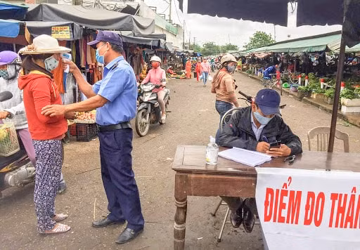 Thành phố Hà Nội thực hiện xét nghiệm nhanh Covid-19 tại một số chợ đầu mối có đông người mua bán, giao dịch để kiểm soát sự lây lan của dịch bệnh (Ảnh minh họa)