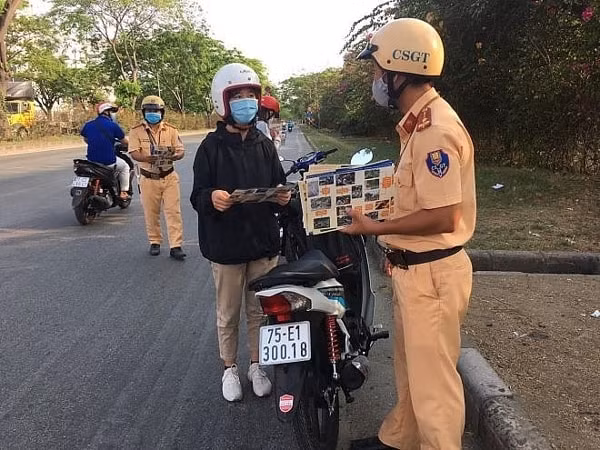 Lực lượng CSGT tuần tra kiểm soát, xử lý vi phạm kết hợp tuyên truyền, vận động người dân phòng, chống dịch COVID-19. Ảnh: Tư liệu
