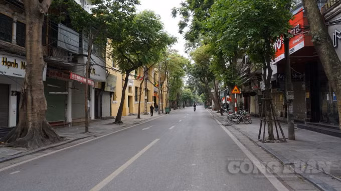 Phố Hàng Cót vắng lặng người qua lại trong thời điểm cách ly toàn xã hội