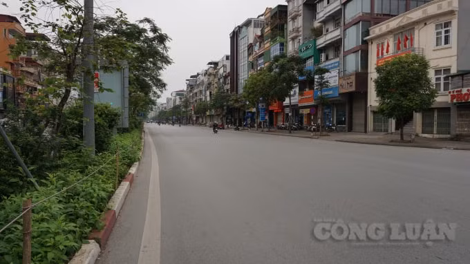 Phố Xã Đàn là tuyến phố hàng ngày có lưu lượng tham gia giao thông rất đông đúc nhưng cũng vắng hơn khi thực hiện giãn cách xã hội