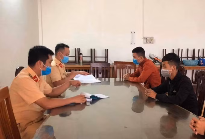 Các đối tượng tại Đội CSGT Công an thành phố Việt Trì.