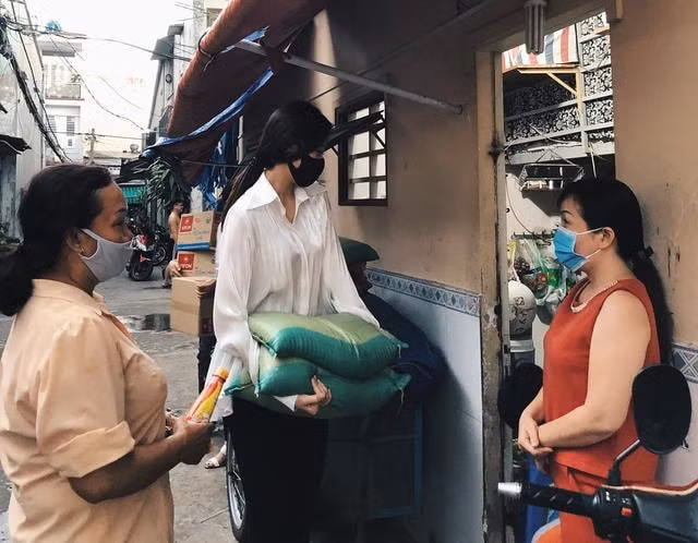 Hoa hậu Khánh Vân trao quà cho những hoàn cảnh gặp khó khăn trong mùa dịch bệnh.