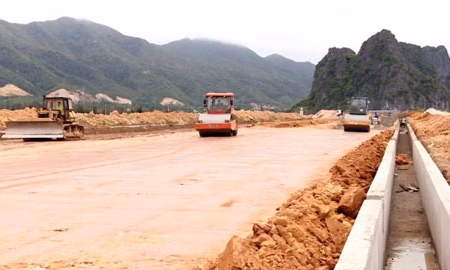 Tuyến đường trục chính Khu đô thị Cái Rồng (Vân Đồn) đã được giải ngân, nhà thầu đang triển khai thi công. Ảnh: Mạnh Trường.