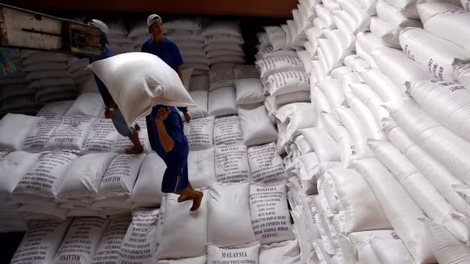 Nhiều nước châu Á đã giới hạn xuất khẩu nông sản, lúa gạo - Ảnh: Reuters