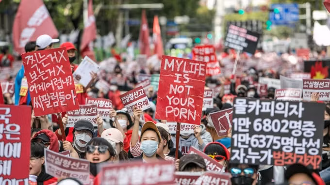 Người Hàn Quốc tuần hành kêu gọi hành động chống spycam, quay nén - Ảnh: Getty Images