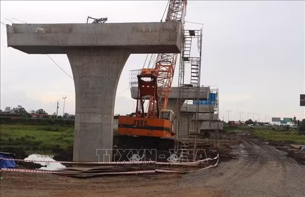 Thi công cao tốc Mỹ Thuận đoạn nút giao Thân Cửu Nghĩa (huyện Châu Thành, tỉnh Tiền Giang). Ảnh: TTXVN