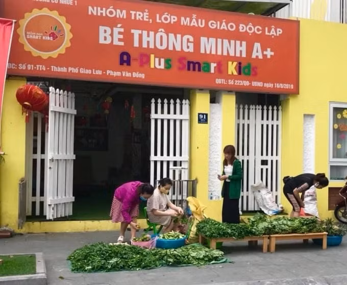 Trước khi có lệnh cách ly toàn xã hội, các cô giáo của cơ sở mần non Bé Thông Minh đi bán thực phẩm sạch (ảnh TL).