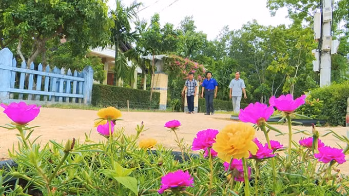 Đường làng ngõ xóm xanh, sạch, sáng.