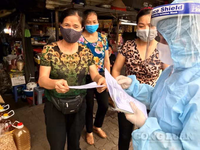 Tiểu thương vui mừng nhận kết quả Test nhanh Coivd-19 Âm tính được trao tận tay