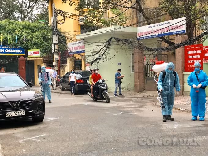 Quận Đống Đa tiến hành khử khuẩn môi trường toàn bộ khu vực chợ và khu vực Test nhanh Covid-19