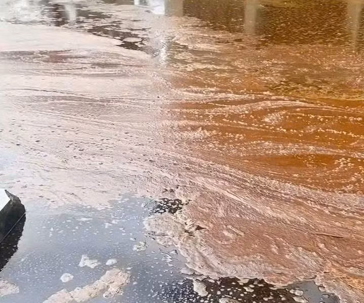 Sét đánh thủng bể chứa, 2.000 tấn mật mía tràn ra ngoài