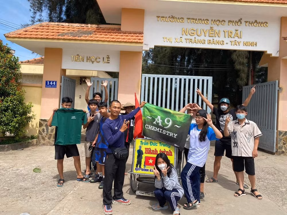 chang trai di bo xuyen viet hut dinh 63 tinh thanh hinh 5