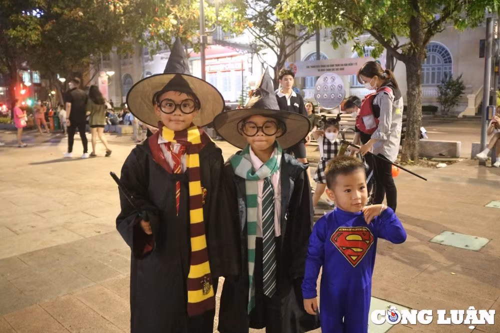 gioi tre hoa trang dao choi halloween giua long tp hcm hinh 10