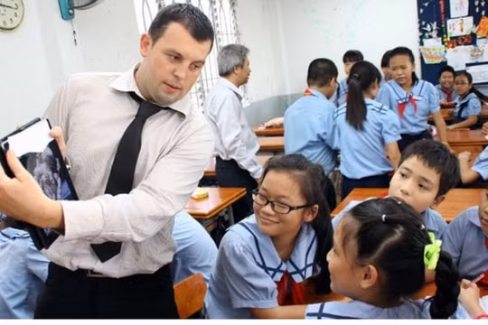 Bộ Nội vụ hoàn thiện dữ liệu gần 100.000 lao động nước ngoài, thúc đẩy thủ tục trực tuyến