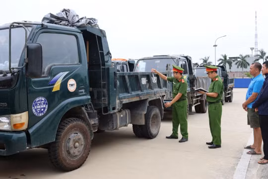 Phát hiện 2 đối tượng đổ trái phép hơn 177 tấn chất thải rắn ra môi trường