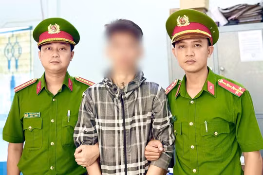 2 thiếu niên dùng kiếm chém đối thủ sau trận bóng giao hữu