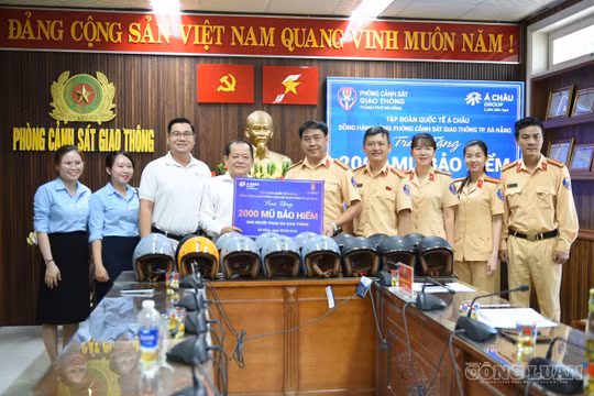 Đà Nẵng: Trao tặng 2.000 mũ bảo hiểm đạt chuẩn cho người dân, lan tỏa văn hóa giao thông an toàn