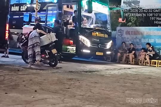 Đà Nẵng: Đất công biến thành bãi đỗ ô tô, “bến cóc” đón trả khách