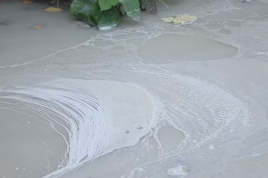Bắc Ninh: Khởi tố 2 doanh nghiệp bê tông đổ hàng trăm tấn chất thải ra môi trường
