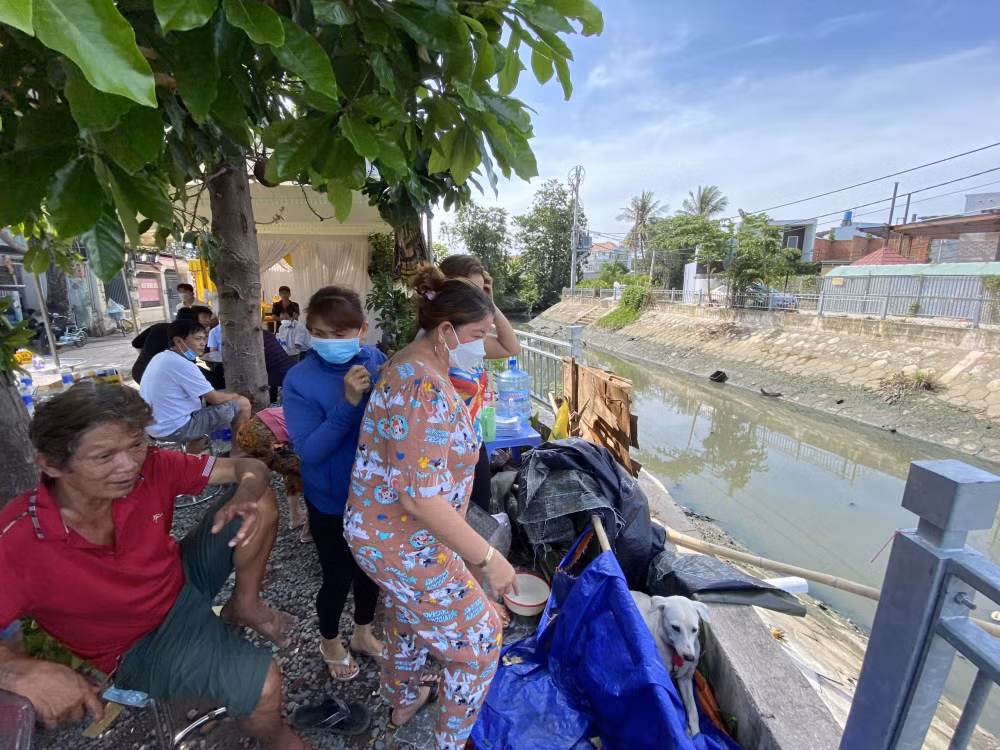 hai anh em ruot 6 tuoi va 4 tuoi roi xuong kenh tu vong o tp hcm hinh 4