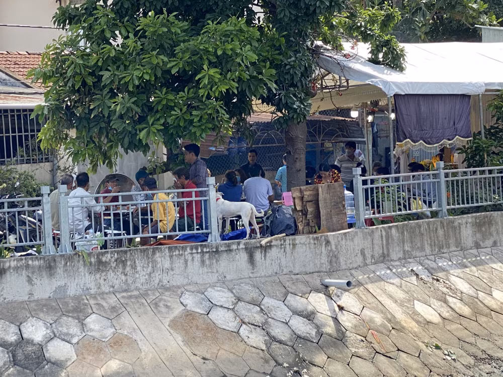 hai anh em ruot 6 tuoi va 4 tuoi roi xuong kenh tu vong o tp hcm hinh 8