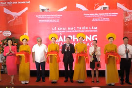 Du khách thưởng lãm 65 bộ ảnh về Thành phố Hải Phòng tại Hà Nội