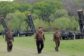 Ông Kim Jong Un thị sát vụ thử tên lửa phóng hàng loạt mới của Triều Tiên